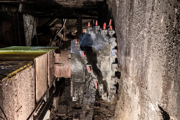 Mine excavator facing coal wall — Stock Photo, Image