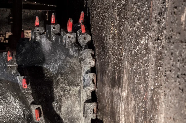 Min grävmaskin motstående kol vägg — Stockfoto