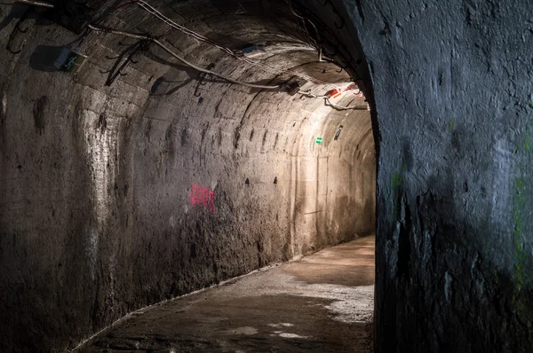 Tunnel sotterraneo illuminato — Foto Stock