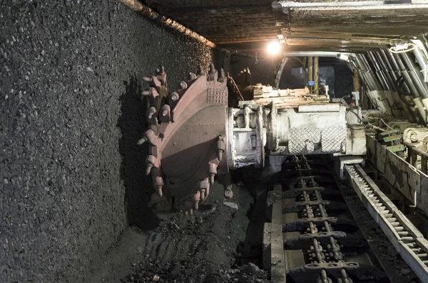 Důlní rypadlo čelí uhlí zeď — Stock fotografie