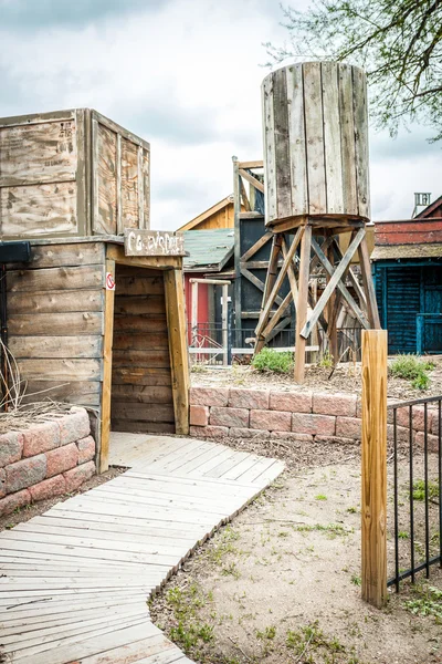 Piccolo centro storico con edifici in legno e ingresso ad una miniera — Foto Stock