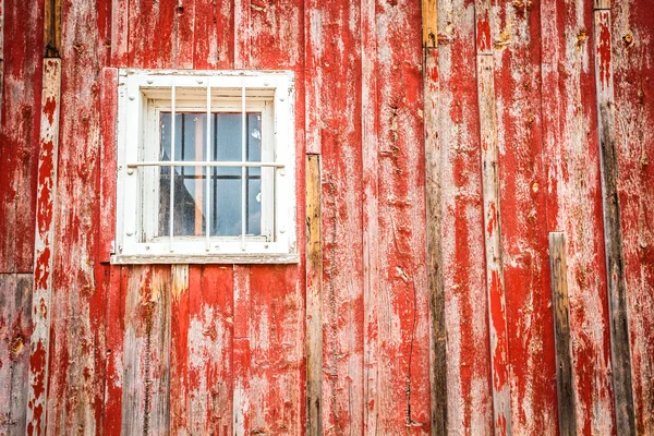 붉은 나무 건물에 오래 된 창 — 스톡 사진