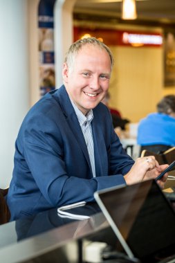 Onun tableti havaalanında kullanarak iş adamı