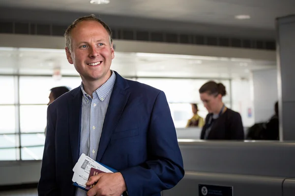 Zakenman met paspoort en instapkaart op de luchthaven — Stockfoto