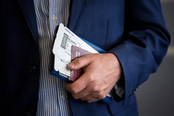 Homme d'affaires avec passeport et carte d'embarquement à l'aéroport — Photo