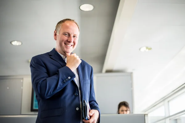 Businessman with passport and boarding pass at the airport — Stock Photo, Image