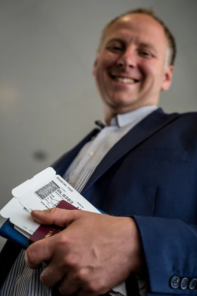Homem com cartão de embarque e passaporte — Fotografia de Stock