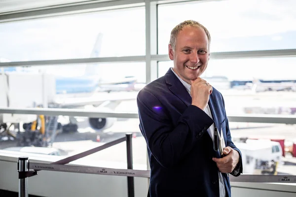 Businessman happy to travel by plane — Stock Photo, Image