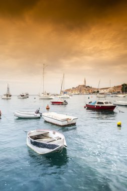 Turkuaz deniz ve Rovinj, Hırvatistan'ın tarihi binalar