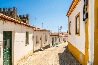 Mimari, kültürel mirası ve barış dolu güney Portekiz atmosferiyle tanınan geleneksel bir Alentejo şehri olan tarihi Beja manzarası.