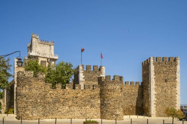 Portekiz, Alentejo 'daki Beja Kalesi' nin açık mavi gökyüzünün altındaki ortaçağ taş duvarları ve kuleleri..