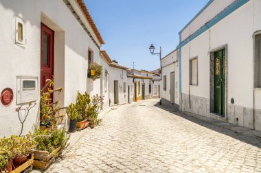 Mimari, kültürel mirası ve barış dolu güney Portekiz atmosferiyle tanınan geleneksel bir Alentejo şehri olan tarihi Beja manzarası.