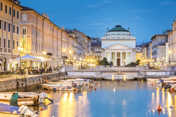 Canal grande en el centro de Trieste, Italia — Foto de Stock