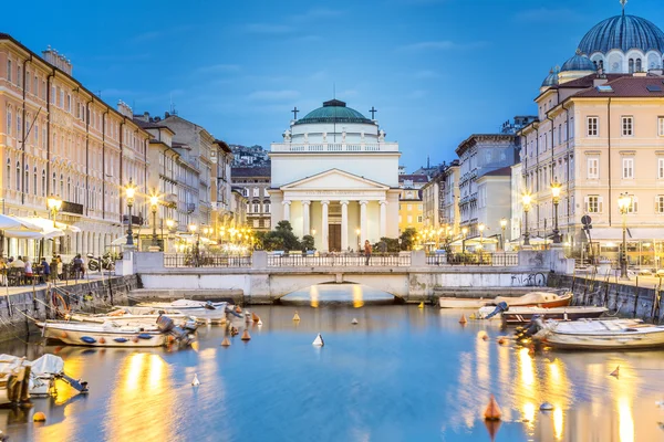 Canal grande no centro da cidade de Trieste, Itália — Fotografia de Stock