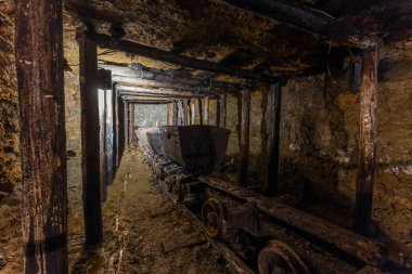 Tarnowskie Gory, slskie, Polonya 'daki tarihi gümüş madeni, engebeli tünelleri, eski maden yapıları ve klasik ekipmanlarıyla. Seyahat ve tarih fotoğrafçılığı için mükemmel..