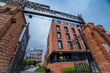 Varşova, Polonya - 16 Ekim 2025: Geleneksel mimari ve bakır işlemeli tarihi votka imalathanesi, Polands votka mirası ve endüstriyel cazibesi sergileniyor.