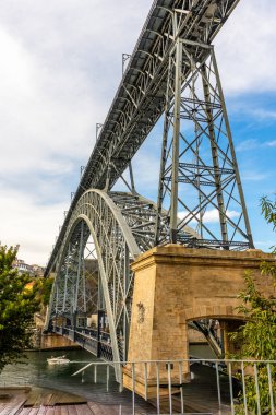 İkonik Luis Köprüsü 'nün tarihi Porto şehri. Görüntü Vila Nova de Gaia, Portekiz