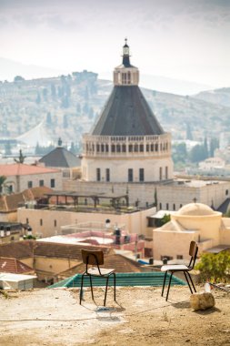Meditasyon ve Basilica Announciation Nazar içinde iki sandalye