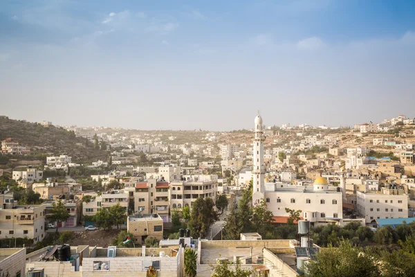 Regelmäßige palästinensische Stadt nähert sich Hebron, Westjordanland — Stockfoto