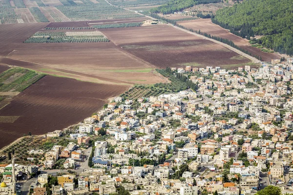 Cidade densamente povoada e campos férteis, Israel — Fotografia de Stock