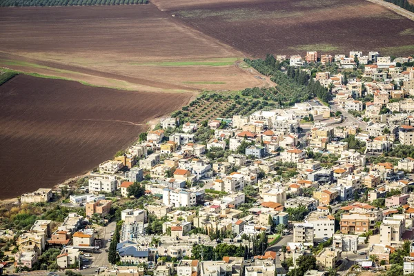 Cidade densamente povoada e campos férteis, Israel — Fotografia de Stock