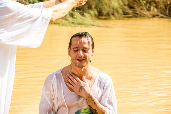 Βάφτιση σε ένα ποτάμι του Jordan, Ισραήλ — Φωτογραφία Αρχείου