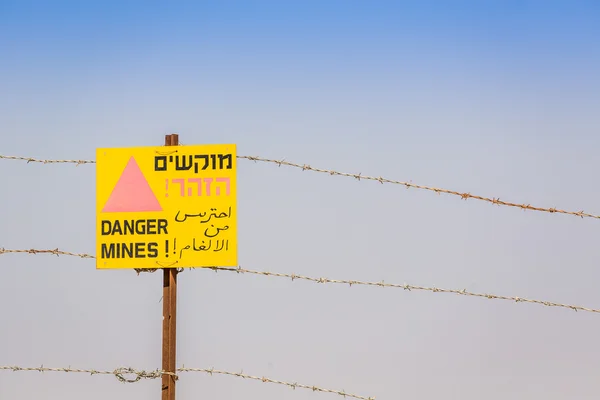 Danger Mines! Warning sign and barbed wire. — Stock Photo, Image