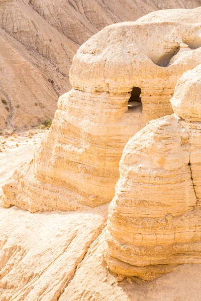 Cave in Qumran, where the dead sea scrolls were found — Stock Photo, Image