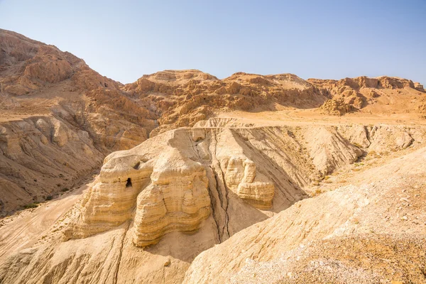 Cueva en Qumran, donde se encontraron los pergaminos del mar muerto — Foto de Stock