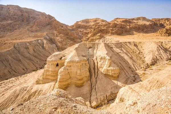 Cueva en Qumran, donde se encontraron los pergaminos del mar muerto — Foto de Stock