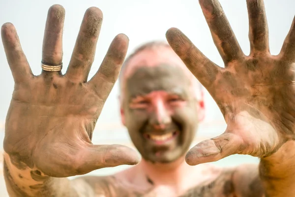 Man genieten van modder uit de dode zee, Israël — Stockfoto