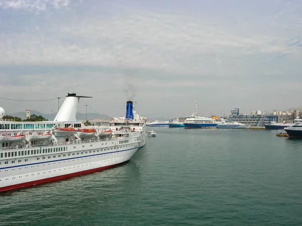 Fartyg i hamnen i Aten Grekland — Stockfoto