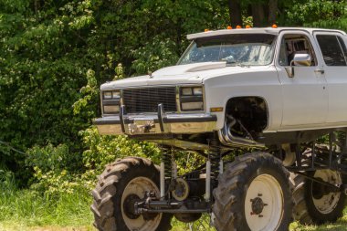 Bir canavar kamyon değiştiren bir kamyonet