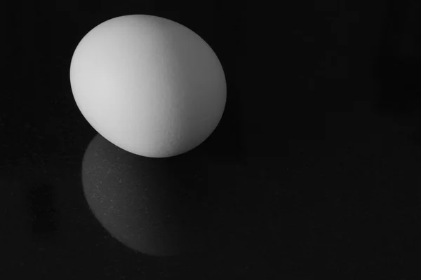 siyah üzerine yumurta