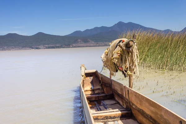 balıkçı teknesi ve net