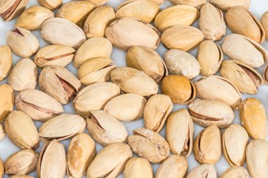 Beyaz arka planda fıstıklar.