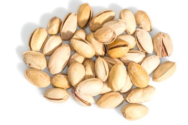 Beyaz arka planda fıstıklar.