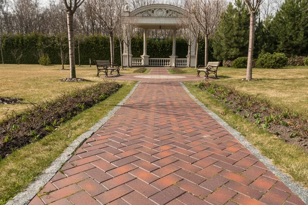 Plats för vila i vår park. — Stockfoto