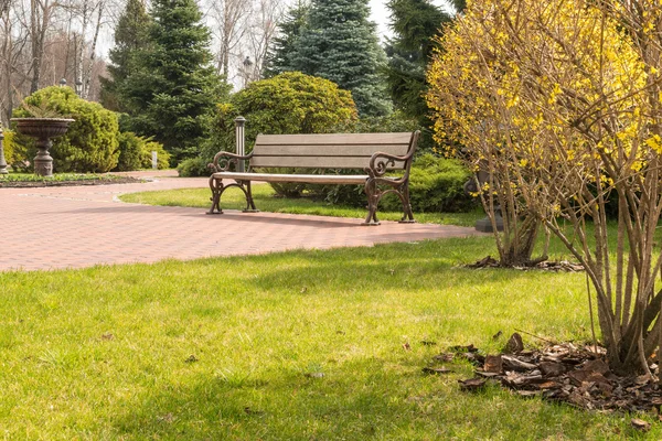 Místo pro odpočinek v parku na jaře. — Stock fotografie