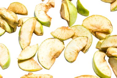 Beyaz bir arka plan üzerinde kurutma için kesme elma.