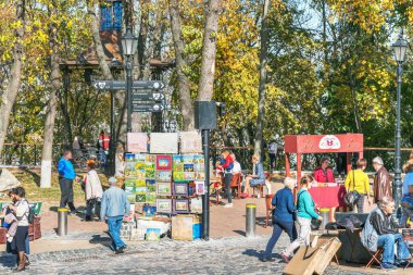 Kiev, Ukrayna - 14 Ekim 2019: Andreevsky Descent boyunca şehir merkezinde yürüyün. Sanat galerisinin parçası.