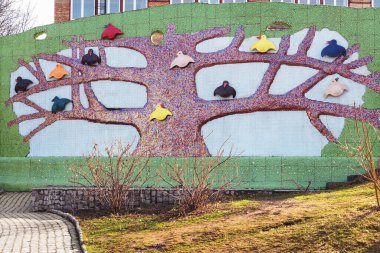 Kiev, Ukrayna - 7 Mart 2014: Bir manzara geçidinde ağaçta oturan kuşlar şeklinde güzel mozaik panel.