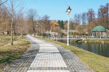 Kiev 'deki Feofaniya parkının bir parçası. Güzel bir göl ve bakımlı bir manzara..