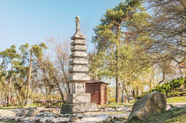  Kyoto Parkı 'ndaki granit pagoda manzarası. Genellikle kalıntıların serildiği bir tarikat binası. Bu da çevre bölgeler üzerinde olumlu etki yaratıyor..