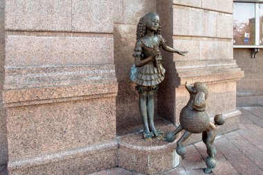 Kiev, Ukrayna - 18 Nisan 2014: Mavi saçlı bir kız ve dört bacaklı arkadaşının heykeli, 2005 yılında Kiev Akademik Kukla Tiyatrosu 'nun girişine dikildi..