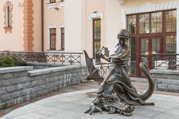 Kiev Ukraine April 2014 Bronze Monument Depicts Brave Boy Mace — Stock Photo, Image