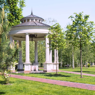 Kiev, Ukrayna - 19 Mayıs 2014: Mezhyhirya manzara parkındaki güzel çardak.