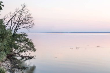 Yaz manzarası. Dinyeper Nehri 'nde gün batımı.