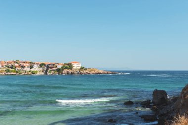 Bulgaristan 'ın eski Sozopol kentinin bir parçası. Sozopol kasabasındaki Karadeniz kıyısındaki körfezin manzarası.