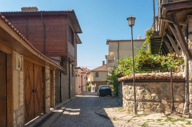 Bulgaristan 'ın eski Sozopol kentindeki sokak, kaldırım ve geleneksel binaların bir kısmı.